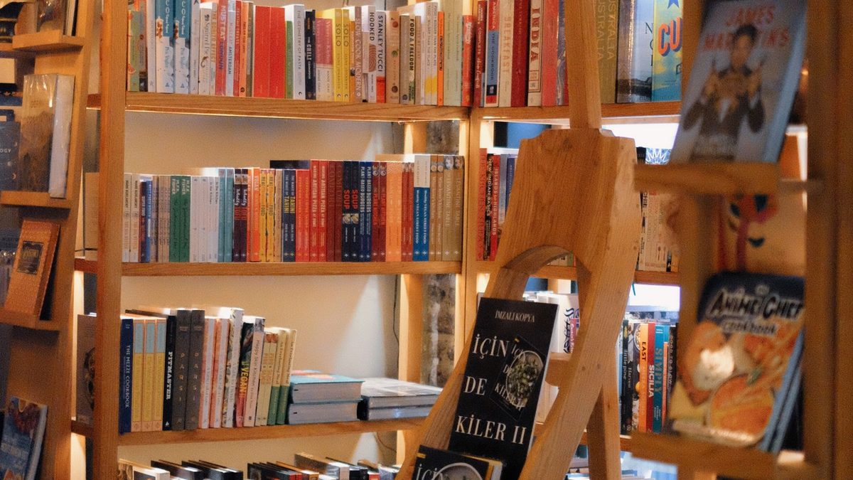 Regale mit B&uuml;chern in einer Buchhandlung