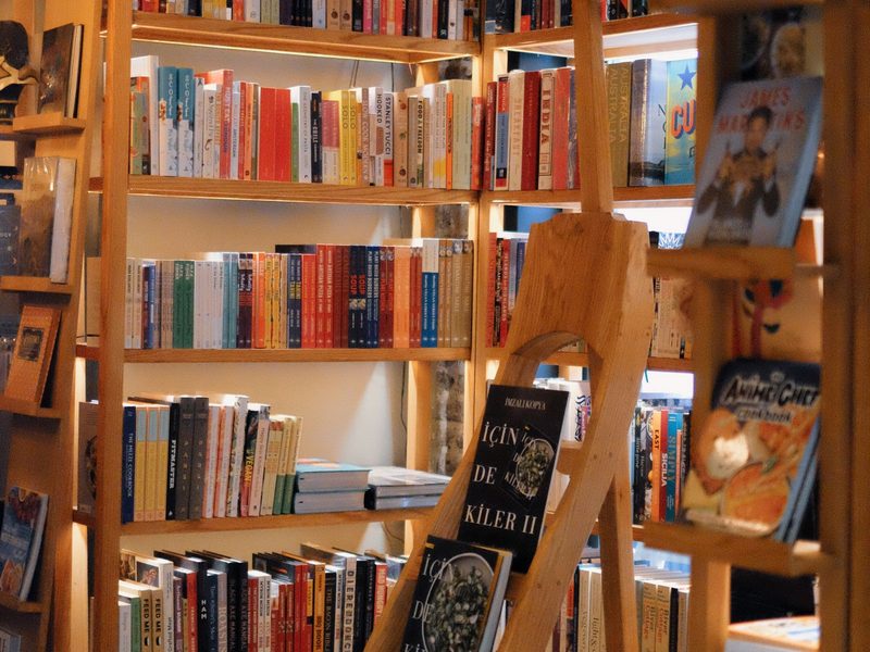 Regale mit B&uuml;chern in einer Buchhandlung