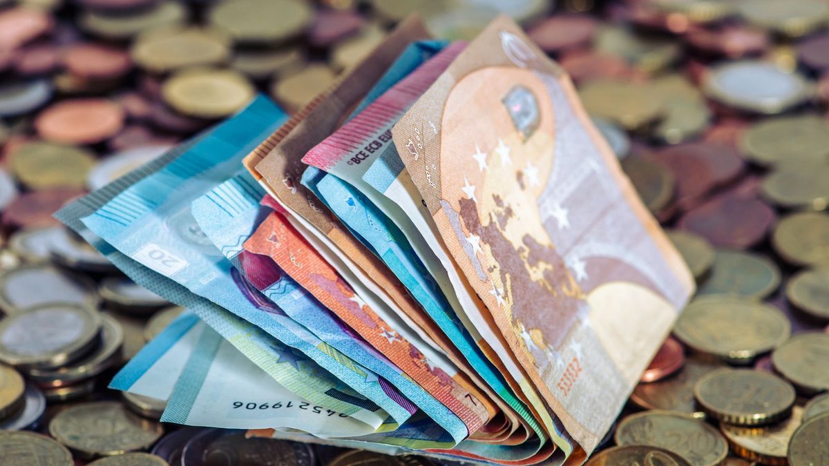 Euro-Banknoten und M&uuml;nzen auf einem Tisch