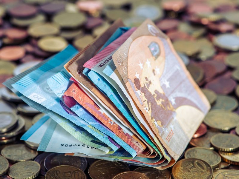 Euro-Banknoten und M&uuml;nzen auf einem Tisch