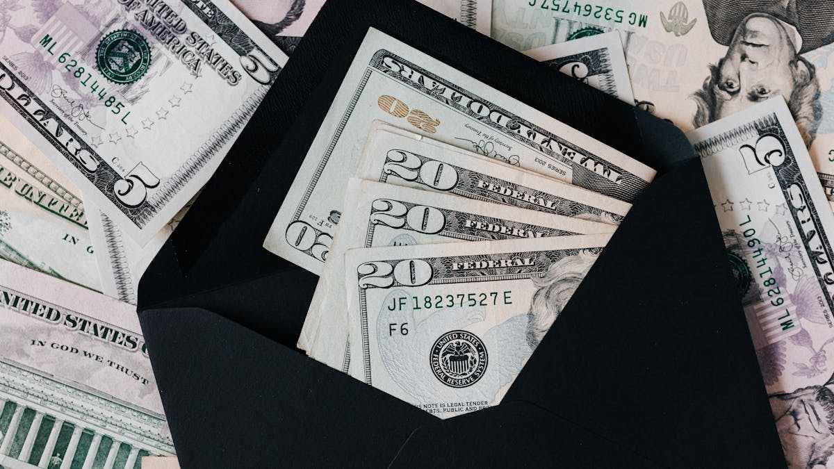 Finanzdokumente und Kalkulation – Symbolbild Geb&uuml;hren