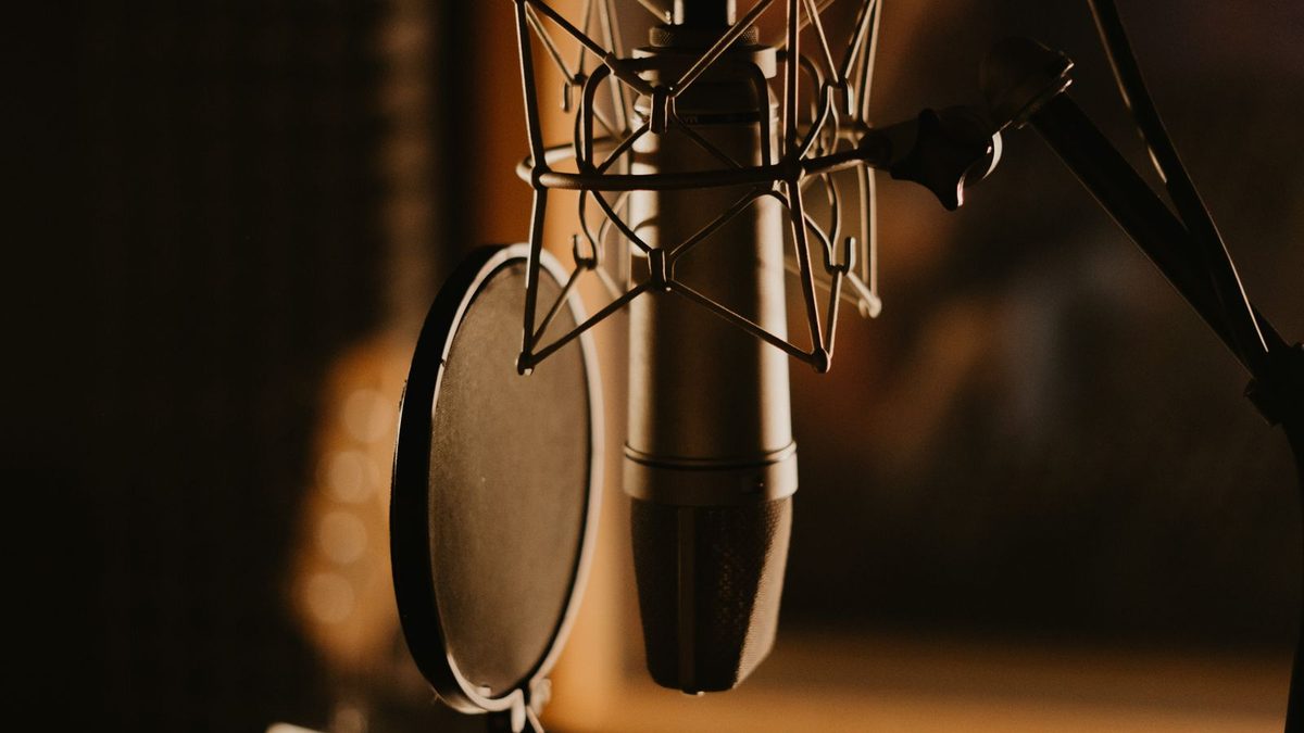 Studiomikrofon mit Popschutz vor einem Notenst&auml;nder im Tonstudio