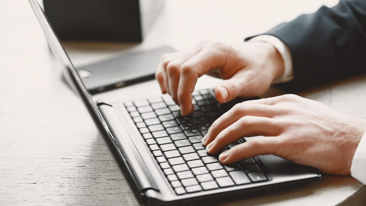 H&auml;nde tippen auf einer Laptop-Tastatur