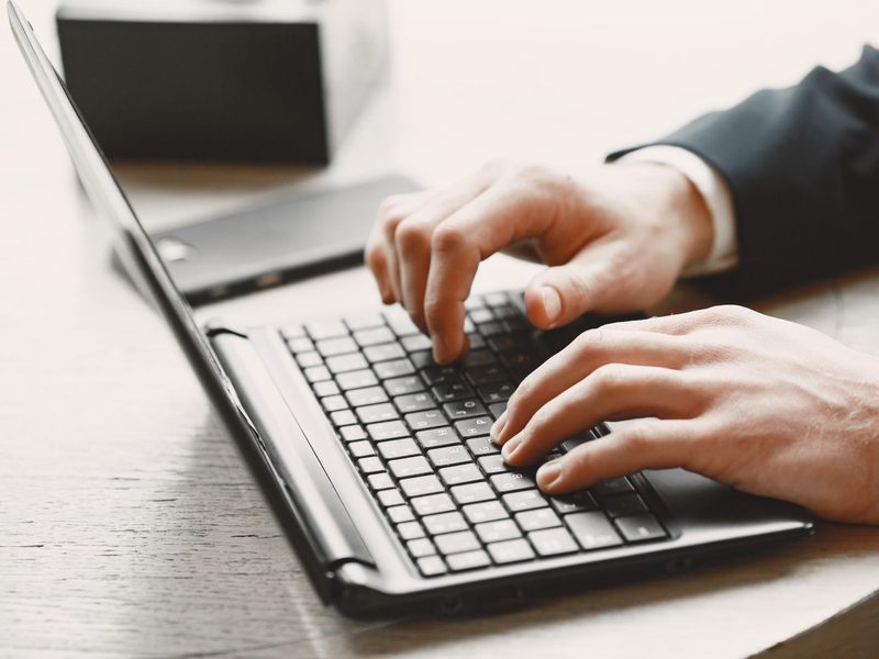 H&auml;nde tippen auf einer Laptop-Tastatur